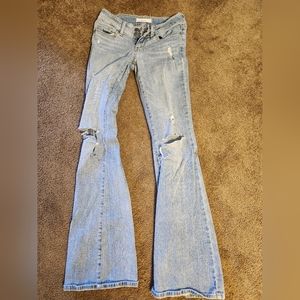 Bullhead Black light blue, ripped jeans.